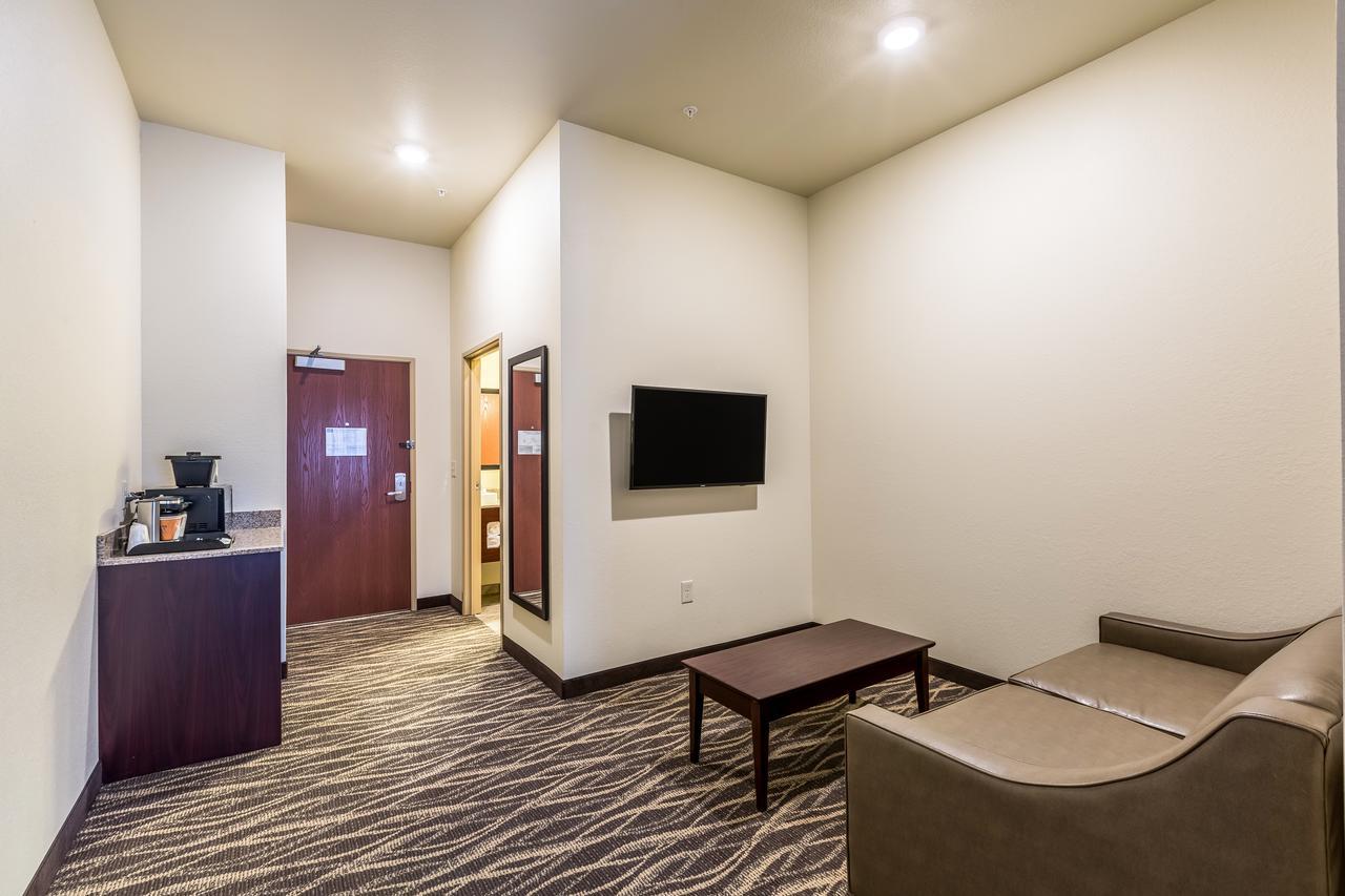 Cobblestone Hotel & Suites Hartford Exterior photo