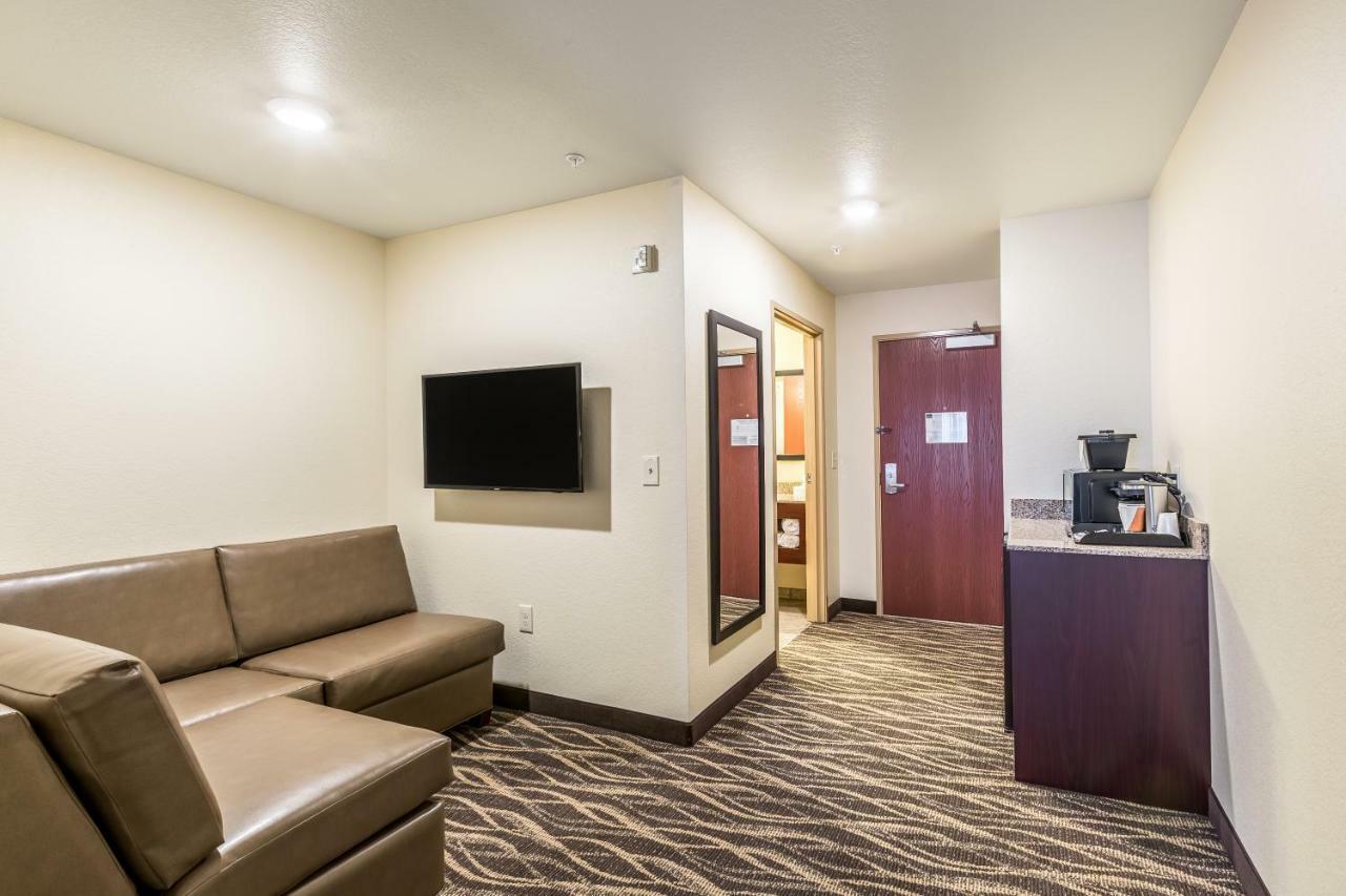 Cobblestone Hotel & Suites Hartford Exterior photo